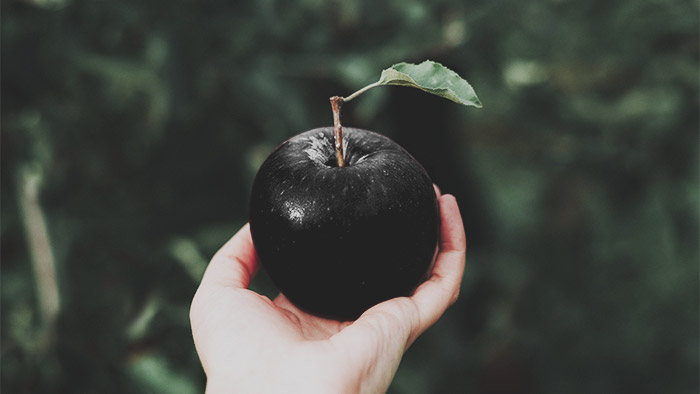 unsplash_black apple 700